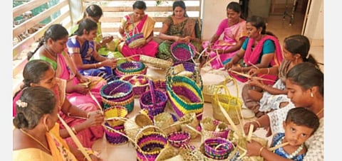 தூத்துக்குடி அருகேயுள்ள கோரம்பள்ளத்தில் பனையோலை பொருட்கள் தயாரிப்பில் ஈடுபட்ட பெண்கள். படம்: என்.ராஜேஷ்