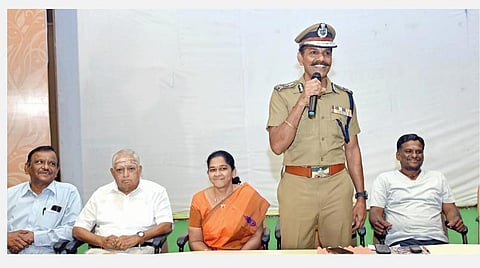 `இந்து தமிழ் திசை', சங்கர் ஐஏஎஸ் அகாடமி சார்பில் கோவை பி.எஸ்.ஜி. கலை, அறிவியல் கல்லூரியில் நேற்று நடைபெற்ற `ஆளப் பிறந்தோம்' வழிகாட்டி நிகழ்ச்சியில் பேசிய காவல் துறை இயக்குநர் சி.சைலேந்திரபாபு. உடன் (இடமிருந்து) கல்லூரிச் செயலர் கண்ணையன், அகாடமி நிர்வாக இயக்குநர் எஸ்.ஆர்.தீனதயாளன், கல்லூரி முதல்வர் டி.பிருந்தா, `இந்து தமிழ் திசை' நடுப்பக்க ஆசிரியர் சமஸ்.