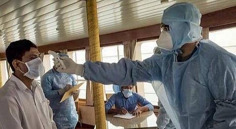 அசாம் ஜோர்ஹாட் எனுமிடத்தில் மகாபாகு ஆற்றுக் கப்பலில் தனிமைப்படுத்தப்பட்ட 400 பேரிடம் கரோனா வைரஸ் சோதனை நடைபெறுகிறது. | படம்: பிடிஐ
