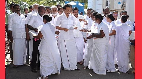 சட்டப்பேரவை வரும் உறுப்பினர்களுக்கு கைகளைச் சுத்தப்படுத்தும் கிருமி நாசினி: செவிலியர்கள் விளக்கிக் காட்டினர்