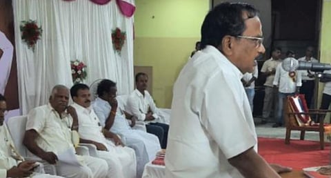 கூட்டத்தில் உரையாற்றும் தமிழருவி மணியன்