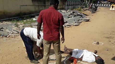 சம்பவ இடத்தில் ஆய்வு செய்யும் போலீஸார்.