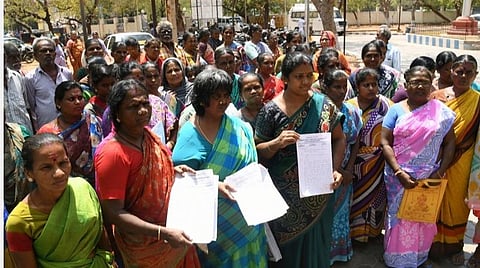 பட விளக்கம்: கூடுதல் வாடகை, மாநகராட்சி வரியை ரத்து செய்யக்கோரி ஆட்சியரிடம் மனு அளிக்க வந்த எல்லிஸ்நகர் குடிசைமாற்று வாரிய மக்கள். படம்: ஆர்.அசோக் 