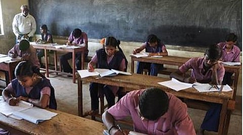 விருதுநகர் மாவட்டத்தில் பிளஸ் 1, பிளஸ் 2 தேர்வுகளில் ஆயிரத்துக்கும் மேற்பட்ட மாணவர்கள் தேர்வெழுதவில்லை: இடை நிற்றலை தடுக்காவிட்டால் ஆபத்து