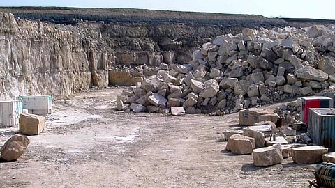 தமிழகத்தில் குவாரிகள் மூடப்பட்டதால் வெளி மாநிலங்களுக்கு சென்ற 2 லட்சம் தொழிலாளர்கள்﻿: கல்லுடைக்கும் தொழிற்சங்க தலைவர் தகவல்