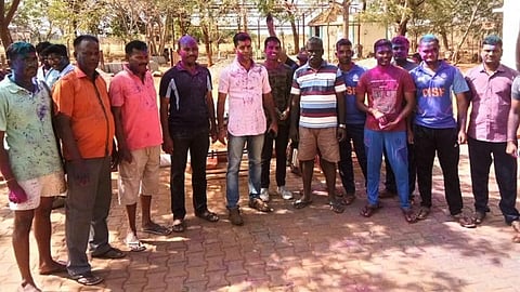 ஹோலி பண்டிகையை உற்சாகமாகக் கொண்டாடிய மதுரை விமான நிலைய மத்திய தொழில் பாதுகாப்புப் படை வீரர்கள் 