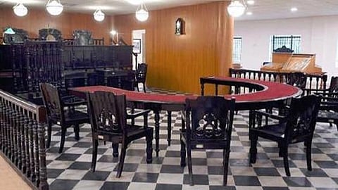 நீதிமன்றத்தில் ஆள் மாறாட்டம்: இன்ஸ்பெக்டர், ஏட்டு மீது வழக்குப் பதிவு