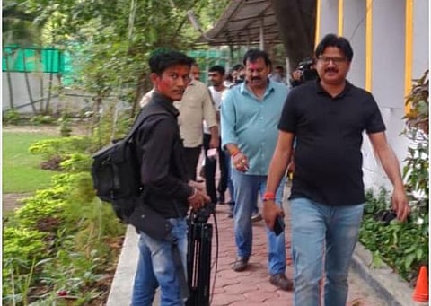 ம.பி. காங்கிரஸ் அரசுக்கு ஆதரவளித்து வந்த சமாஜ்வாதி எம்எல்ஏ ராஜேஷ் சுக்லாவும், பகுஜன் சமாஜ் எம்எல்ஏ சஞ்சீவ் குஷ்வாகாவும் சிவராஜ் சவுகான் வீட்டிற்கு வந்து அவரை சந்தித்து பேசினர்.   