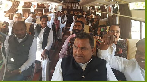 சொகுசு பஸ்ஸில் போபால் விமானநிலையம் அழைத்துச் செல்லப்பட்ட காங்கிரஸ் எம்எல்ஏக்கள்: படம் | ஏஎன்ஐ.