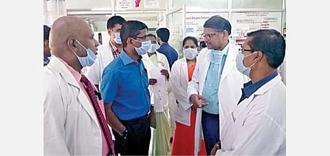 தேனி அரசு மருத்துவக் கல்லூரியில் அமைக்கப்பட்டுள்ள  கோவிட்-19 ஆய்வகத்தை மருத்துவக் கல்வி துணை இயக்குநர் ஜெகநாதன் ஆய்வு செய்தார்.