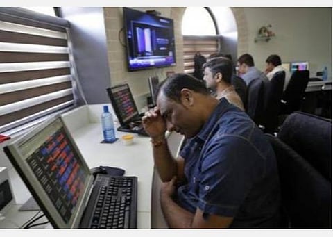 கரோனா வைரஸ்: ட்ரம்ப் விதித்த தடையால் பங்குச்சந்தைகள் கடும் வீழ்ச்சி; பல கோடி ரூபாய் இழப்பு 