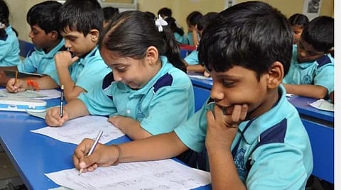 கரோனா: எல்கேஜி, யுகேஜி மாணவர்களுக்கு அறிவிக்கப்பட்ட விடுமுறை திடீரென நிறுத்திவைப்பு