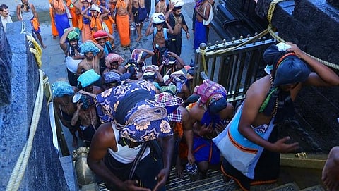 கரோனா அச்சம் எதிரொலி: சபரிமலையில் சில நிமிடங்களிலேயே தரிசனம் முடித்துக் கிளம்பிய பக்தர்கள்