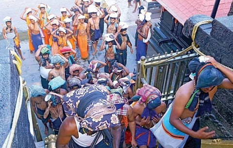 சபரிமலை ஐயப்பன் கோயிலுக்கு வந்திருந்த குறைந்த அளவிலான பக்தர்கள்.