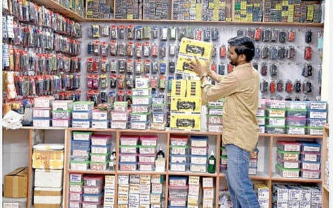 தூத்துக்குடியில் உள்ள சீனப் பொருட்கள் மொத்த விற்பனை கடை, பொருட்கள் வாங்க ஆட்கள் இல்லாமல் வெறிச்சோடி காணப்படுகிறது.படம்: என்.ராஜேஷ்