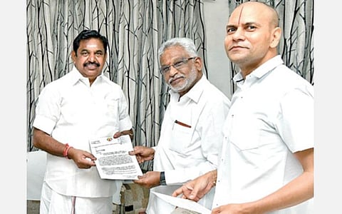 சென்னை பசுமைவழிச் சாலையில் உள்ள இல்லத்தில் முதல்வர் பழனிசாமியை திருமலை திருப்பதி தேவஸ்தானத் தலைவர் சுப்பாரெட்டி நேற்று சந்தித்து, சென்னை பத்மாவதி தாயார் கோயில் அடிக்கல் நாட்டு விழாவுக்கு அழைப்பு விடுத்தார். உடன் தேவஸ்தான செயல் அலுவலர் அனில்குமார் சின்கா.