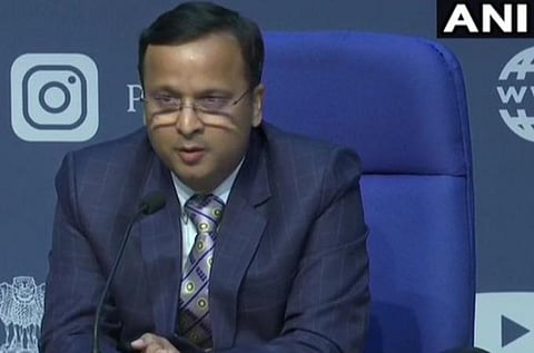 மத்திய சுகாதாரத் துறையின் இணைச் செயலாளர் லாவ் அகர்வால் நிருபர்களுக்குப் பேட்டி அளித்த காட்சி: படம் | ஏஎன்ஐ.