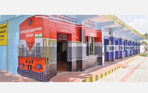 ரஜினி மக்கள் மன்றத்தினரின் உதவியால் புதுப்பொலிவுக்கு மாறிய திருநெல்வேலி குறிச்சி பகுதியிலுள்ள மாநகராட்சி ஆரம்பப் பள்ளி. படம்: மு.லெட்சுமி அருண்