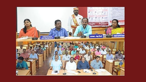 ஆட்சியர் மற்றும் ஒரு சில அலுவலர்கள் தவிர மற்றவர்கள் அடையாள அட்டை அணியாமல் கூட்டத்தில் பங்கேற்றனர்.