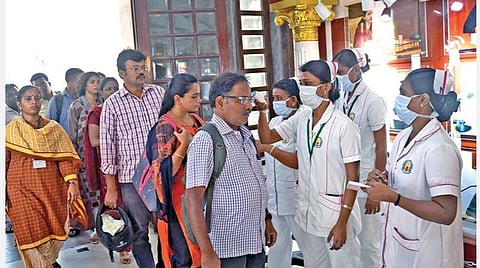 கோவிட் - 19 வைரஸைக் கட்டுப்படுத்தும் முன்னெச்சரிக்கை நடவடிக்கையாக, சென்னை தலைமைச் செயலகப் பணியாளர்கள் அனைவரும் மருத்துவ சோதனைக்குப் பின்னரே அலுவலகத்துக்குள் நேற்று அனுமதிக்கப்பட்டனர். அதேபோல், தலைமைச் செயலக வளாகத்துக்குள் வரும் அனைத்து வாகனங்களுக்கும் கிருமிநாசினி தெளிக்கப்பட்டது. படங்கள்: ம.பிரபு﻿