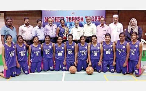 திருச்சியில் நடைபெற்ற மாநில அளவிலான மகளிர் கூடைப்பந்து போட்டியில் சாம்பியன் பட்டம் வென்ற சென்னை எஸ்.ஆர்.எம் அறிவியல் தொழில்நுட்பக் கழக அணி வீராங்கனைகள்.