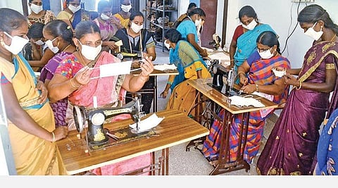 கரோனா வைரஸ் பாதிப்பில் இருந்து தப்பிக்க மக்கள் முகக்கவசம் அணிய தொடங்கியுள்ளதால் திருநெல்வேலியில் மகளிர் சுய உதவி குழுக்கள் மூலம் முகக்கவசம் தயாரிக்கும் பணி தீவிரமாக நடைபெறுகிறது. படம்: மு.லெட்சுமி அருண்