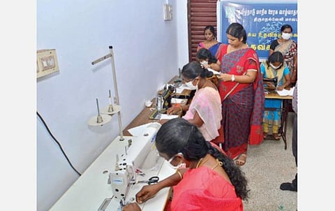 திருநெல்வேலி  புதிய பேருந்து நிலையம் அருகில் உள்ள பூமாலை வணிக வளாகத்தில் மகளிர் திட்டம் வாயிலாக முகக்கவசம் உற்பத்தி செய்யும் பணியை  ஆட்சியர்  ஷில்பா பிரபாகர் சதீஷ் ஆய்வு செய்தார்.