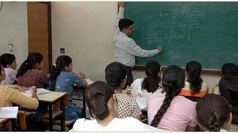 வீடுகளில் டியூஷன்?- ஆசிரியர்களுக்கு பள்ளிக் கல்வித்துறை எச்சரிக்கை