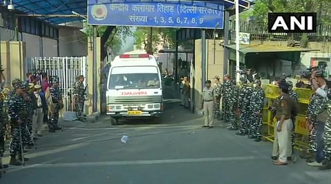 திஹார் சிறையிலிருந்து குற்றவாளிகளின் உடலை எடுத்துக்கொண்டு உடற்கூறு ஆய்வுக்காகக் கொண்டு செல்லப்பட்ட காட்சி : படம் | ஏஎன்ஐ.