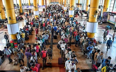 பிரதிநிதித்துவப்படம்- ரயில் நிலையத்தில் கரோனா வைரஸ் சோதனைக்காக காத்திருக்கும் பயணிகள்