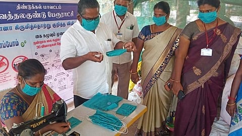 வத்தலகுண்டு பேரூராட்சியில் முகக்கவசம் தயாரிக்கும் பணியில் ஈடுபட்டுள்ள பெண்.