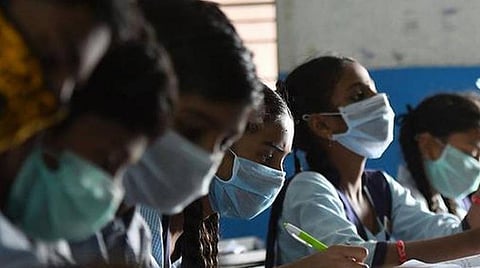 ஜெர்மனியில் இருந்து வந்த பிறகு 25 வயது மகனை மறைத்து வைத்த ரயில்வே பெண் அதிகாரி சஸ்பெண்ட்