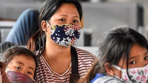 குவஹாத்தி ரயில் நிலையத்தில் மாஸ்க் அணிந்து கோவிட் தடுப்பு.