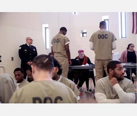 நியூயார்க் சிறைகளில் 38 பேருக்கு கரோனா தொற்று பரவல்: அமெரிக்காவில் 22 லட்சம் சிறைக்கைதிகள்- கடும் பீதியில் சிறை ஊழியர்கள்