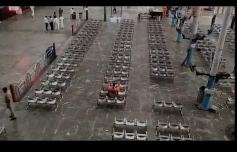 வெறிச்சோடிக் காணப்படும் சென்ட்ரல் ரயில் நிலையம்.