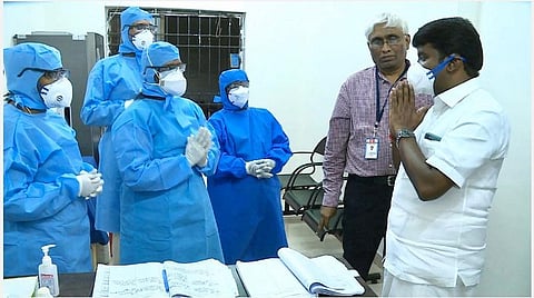 கண்களில் கண்ணீர் நிறைந்தது: கரோனா பணி குறித்து அமைச்சர் விஜயபாஸ்கர் உருக்கமான கவிதை!