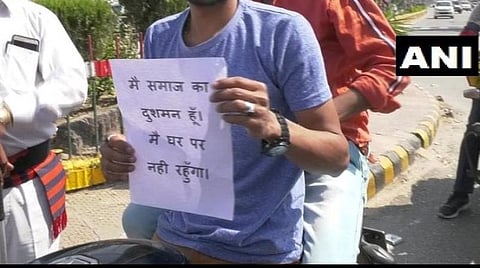 ‘‘நான் சமூகத்தின் எதிரி; வீட்டில் இருக்க மாட்டேன்’’ - அத்துமீறி வெளியே வந்த இளைஞர்களுக்கு நோட்டீஸ் வழங்கிய உ.பி. போலீஸ்