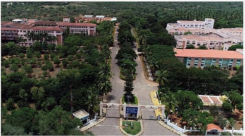 ஈரோட்டில் தாய்லாந்து நாட்டினர் தங்கியிருந்த பகுதியில் வசித்தோர் வீட்டை விட்டு வெளியேற தடை: ஆட்சியர் உத்தரவு