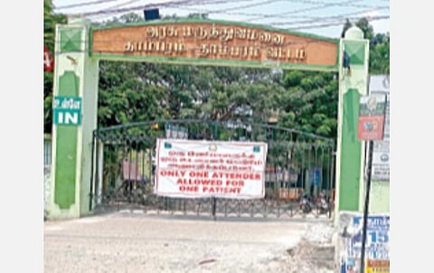 குரோம்பேட்டை-தாம்பரம் அரசு மருத்துவமனையில், பார்வையாளருக்கு தடை விதித்து வைக்கப்பட்டுள்ள பதாகை. படம்: பெ.ஜேம்ஸ்குமார்