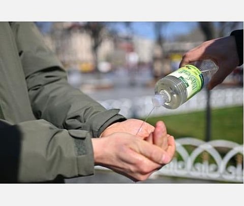 துருக்கியில் யூ டி கொலோனை கரோனா தடுப்பு உத்தியாகக் கையாளும் மக்கள்.