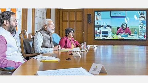 கரோனா வைரஸ் தாக்குதலை எதிர்கொள்வது தொடர்பாக பத்திரிகை ஆசிரியர்களுடன் நேற்று வீடியோ கான்பரன்ஸ் மூலம் பேசிய பிரதமர் நரேந்திர மோடி. அருகில் அமைச்சர் பிரகாஷ் ஜவடேகர். படம்: பிடிஐ