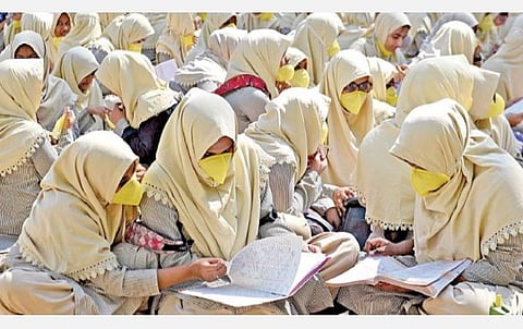 பிளஸ் 2  பொதுத் தேர்வின் கடைசி தேர்வு எழுத முகக்கவசத்துடன் வந்த எழும்பூர் கிரஷண்ட் பள்ளி மாணவிகள். படங்கள்: ம.பிரபு