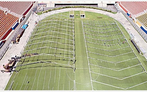 கரோனா வைரஸ் தொற்றுக்கு சிகிச்சை அளிக்கும் விதமாக பிரேசில் நாட்டில் உள்ள சாவோ பாலோ நகரில் உள்ள பக்கெம்பு கால்பந்து மைதானத்தில் தற்காலிக மருத்துவமனை அமைக்கும் பணிகள் நடைபெற்று வருகிறது.