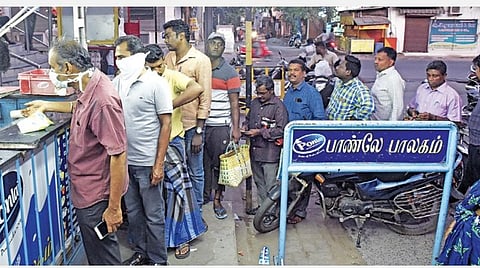 கரோனா பரவலை தடுக்க தீவிர தடுப்பு நடவடிக்கையாக புதுச்சேரியில் 28-ம் தேதி வரை மருந்தகங்கள் நீங்கலாக அனைத்து கடைகளும் அடைக்கப்படுகின்றன. இதனால் நேற்று மாலை மக்கள் காய்கறி கடைகளில் வரிசையில் நின்று காய்கறிகளை வாங்கிச் சென்றனர்.