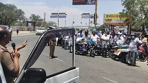 கொடைக்கானல் நாயுடுபுரம் பகுதியில் கிரிக்கெட் விளையாடிய இளைஞர்கள்.