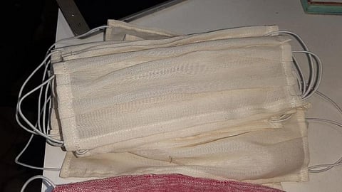 முகக்கவசம் இலவசமாக தயாரித்து வழங்கும் மதுரை ‘டெய்லர்’: அசாதாரண சூழலிலும் அசராமல் சமூகப்பணி 