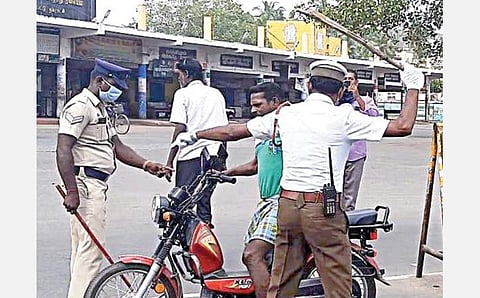 செங்கல்பட்டில் தடையை மீறி இருசக்கர வாகனங்களில் சுற்றித்திரிந்த நபர்கள் மீது தடியடி நடத்தி விரட்டிய போலீஸார்.