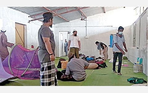 இளையான்குடியில் வெளிநாட்டினர் தங்கியிருந்த தனியார் பண்னை வீட்டில் கிருமி நாசினி தெளித்த ஊழியர்.