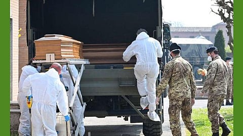 கரோனா வைரஸால் உயிரிழந்தவர்கள் உடல்களை அப்புறப்படுத்தும் ஊழியர்கள்