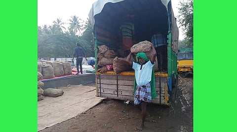 விளைச்சலை விற்பனைக்கு கொண்டுவரும் விவசாயிகள் மீது தாக்குதல்; காவலர்களுக்கு அறிவுறுத்துக: விவசாயிகள் சங்கம் கோரிக்கை